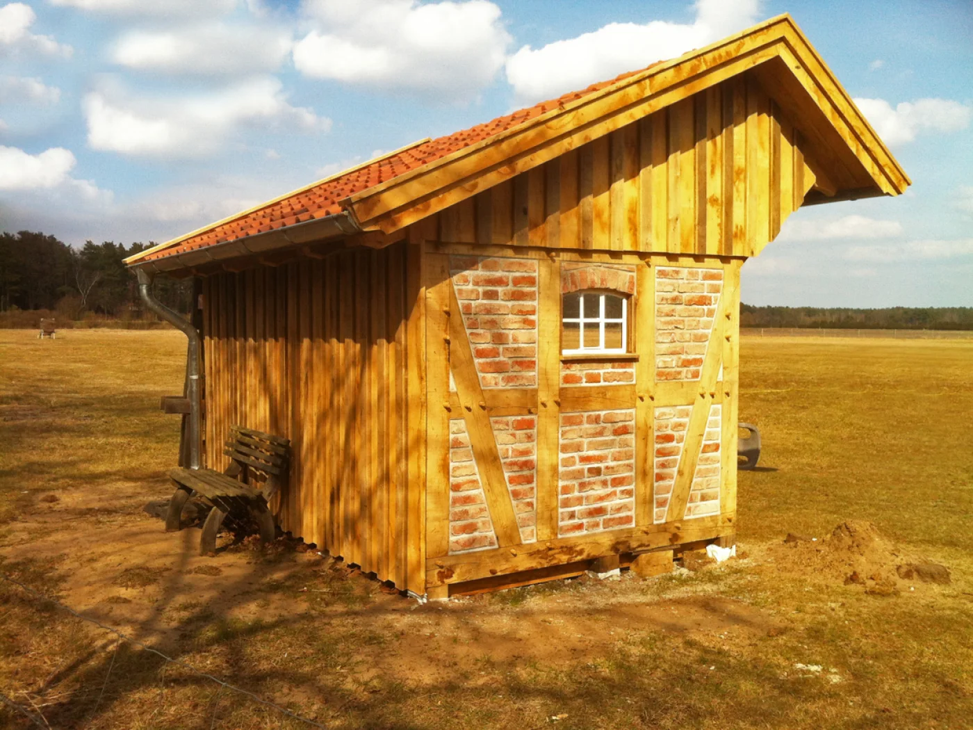 Ein kleiner Fachwerkunterstand auf freier Flur