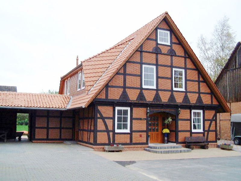Traditionelles dunkles Fachwerk mit Backsteinausfachung