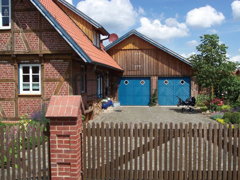 Fachwerkgarage mit Holzverschalung als Anbau
