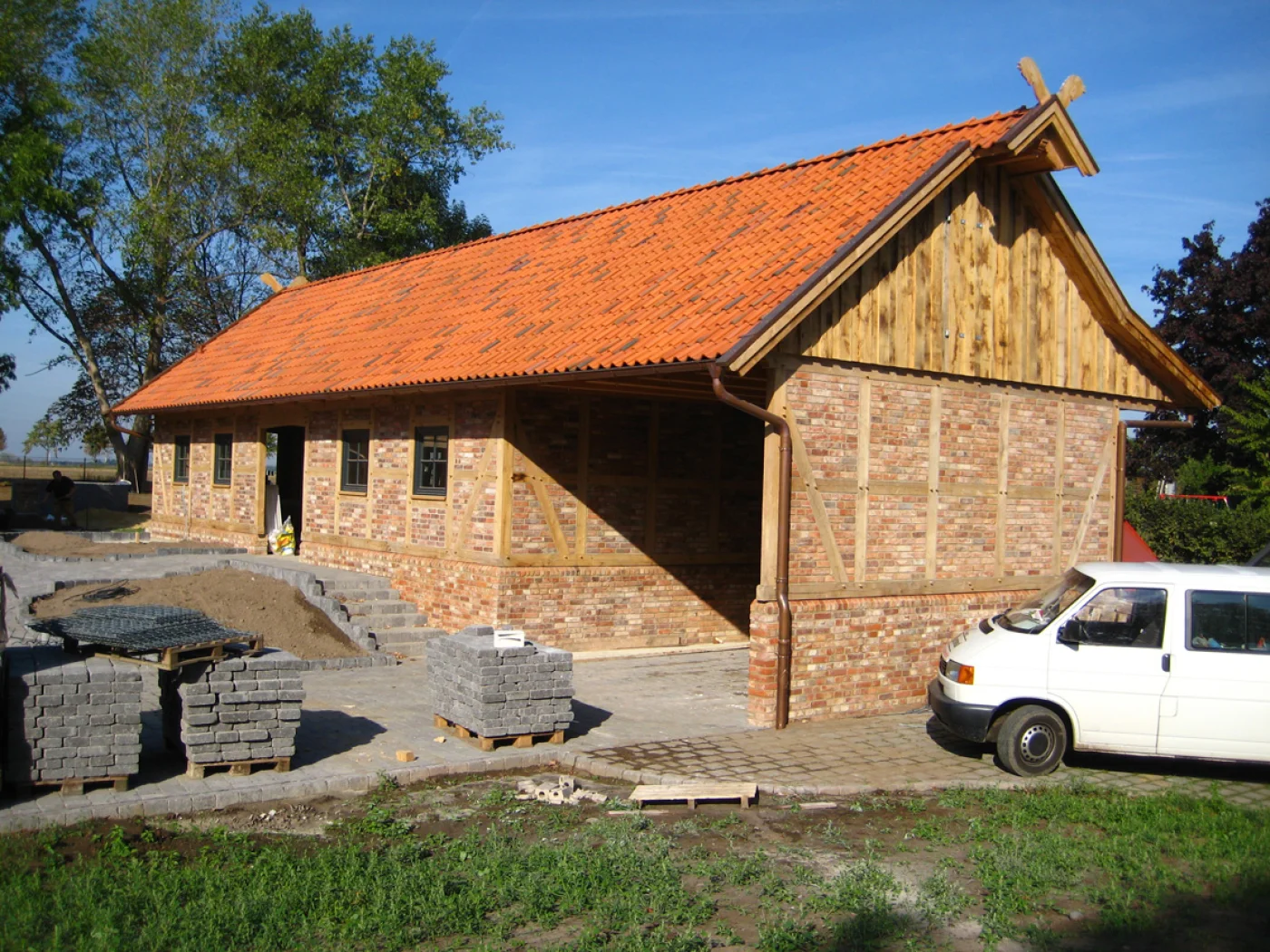 Eine große Fachwerkremise mit großen Abstellräumen