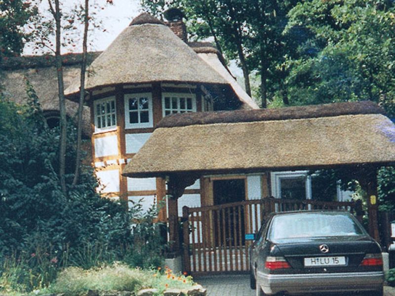 Ein reetgedecktes Fachwerkhaus mit verputzten Gefachen