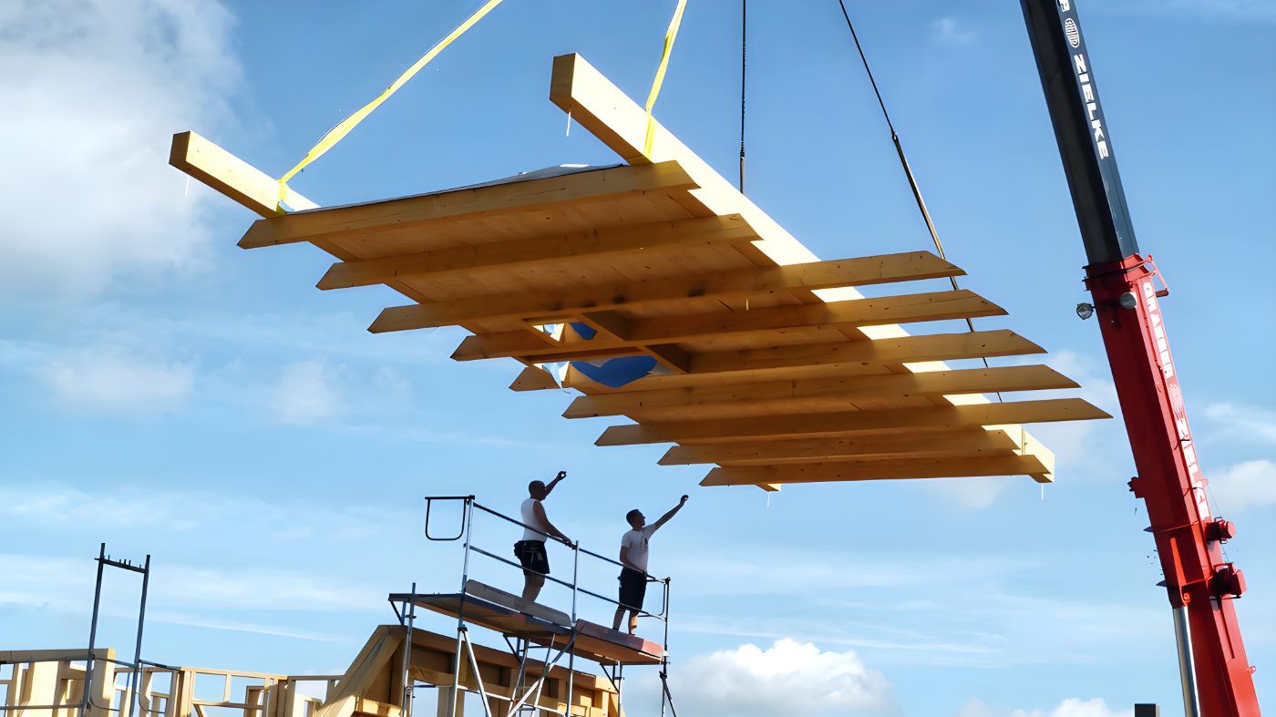 Kran hebt schweres Holz-Element auf das Dach