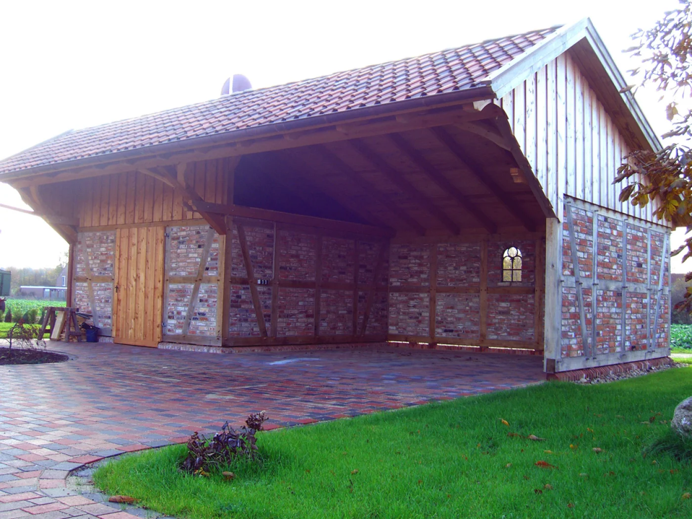 Klassische Fachwerkremise mit PKW Stellplatz