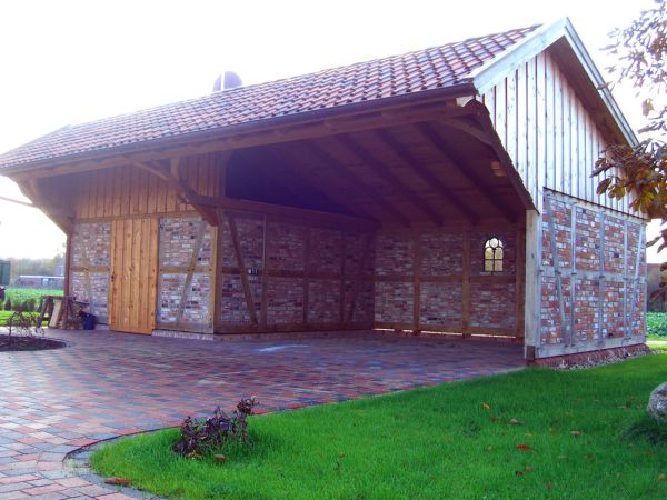 Klassische Fachwerkremise mit PKW Stellplatz