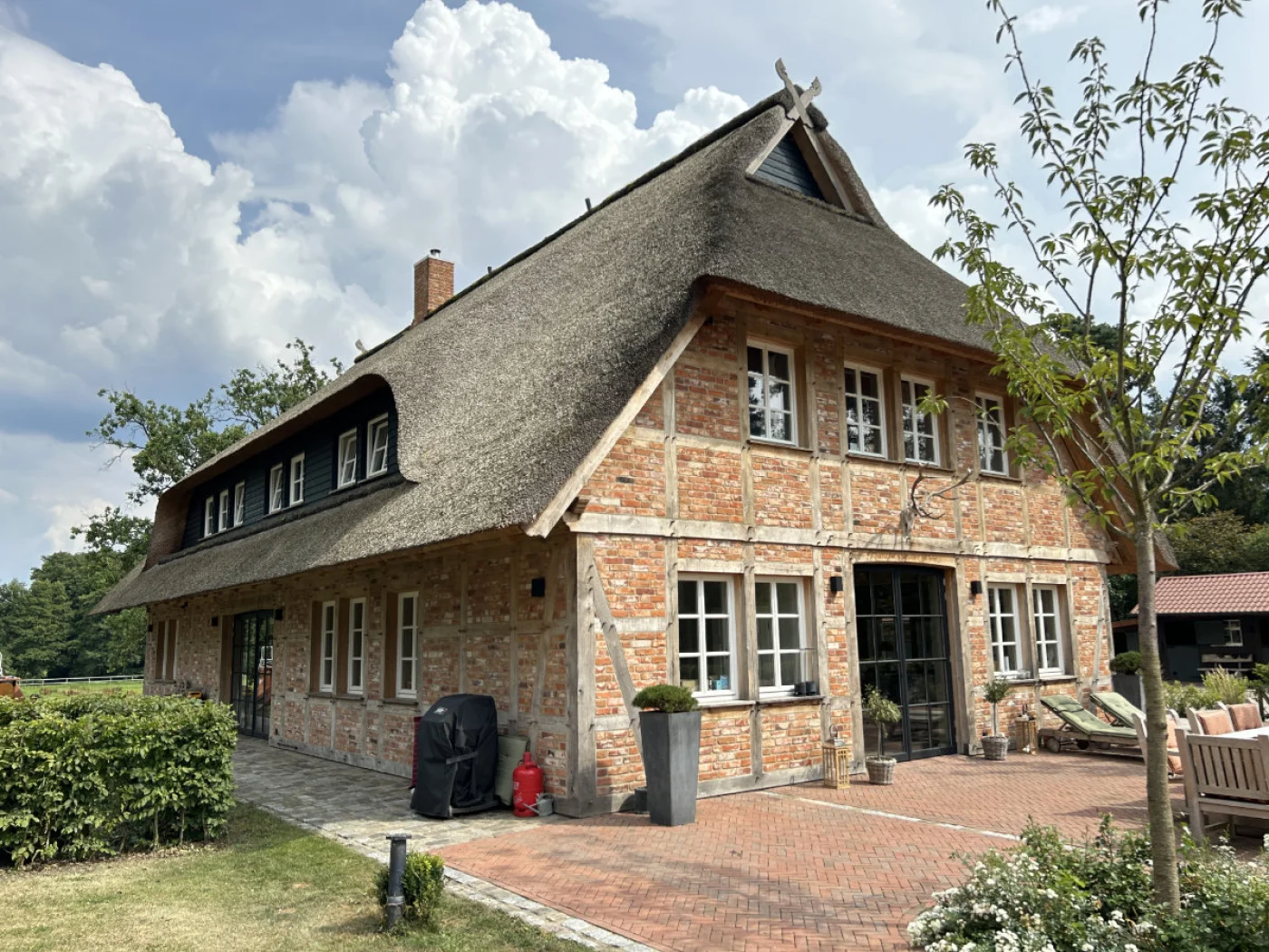 Großes Fachwerkhaus mit langer Gaube und vielen Kassettenfenstern