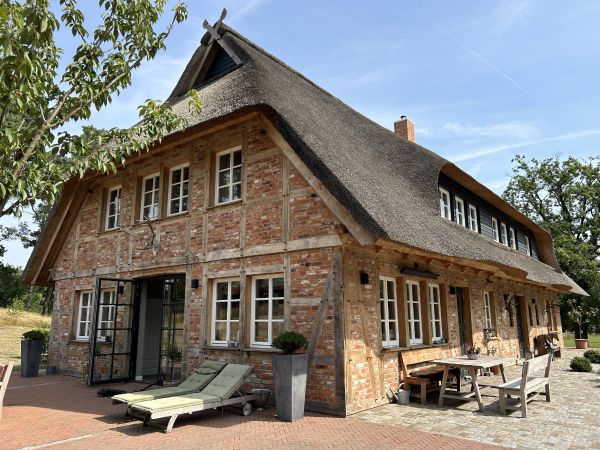 Fachwerkhäuser bieten schattige Sommerplätze, um den Sommer zu genießen