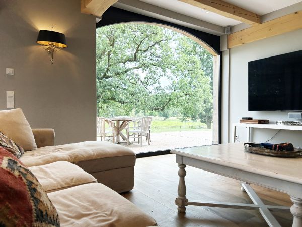 Ein großes Panoramafenster verbindet den Wohnraum mit der Landschaft