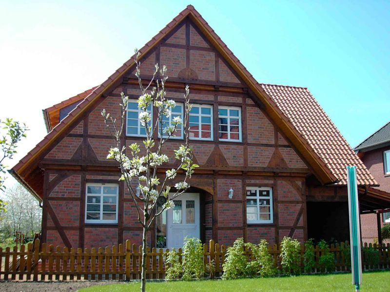 Ein geräumiges Fachwerkhaus mit braunem Eichenfachwerk