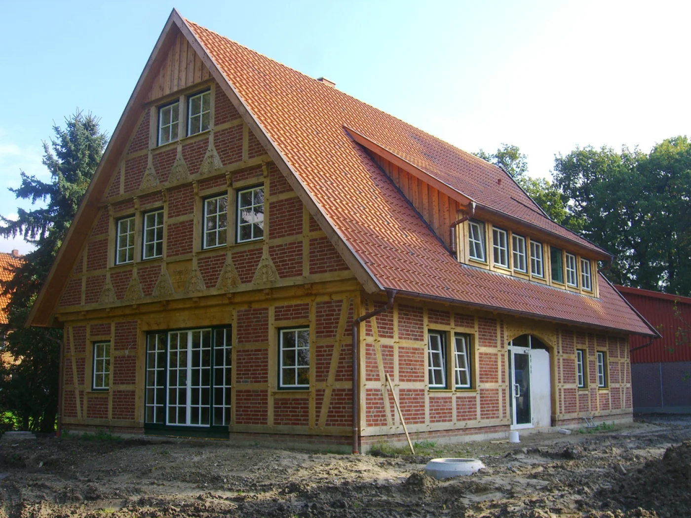 Ein großes Fachwerkhaus mit ausgebautem Spitzboden und breiter Gaube