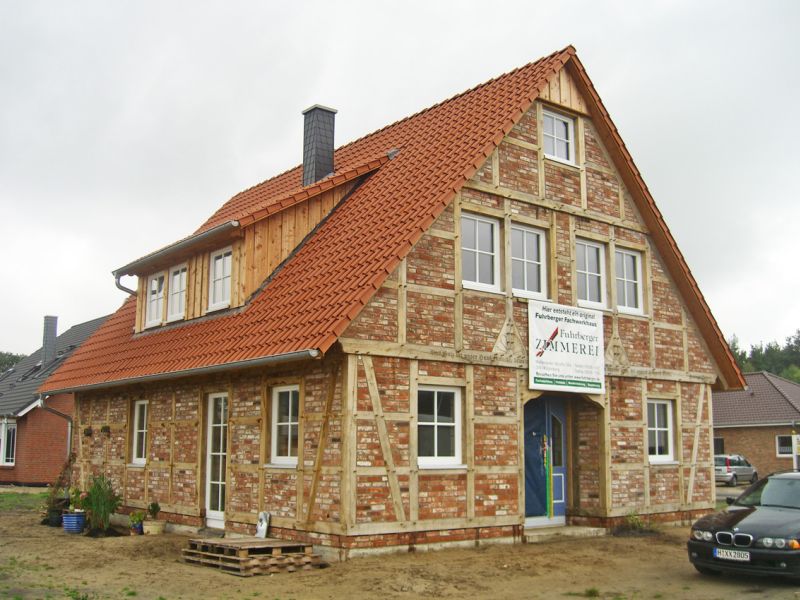 Ein modernes Fachwerkhaus mit Ortgangdachsteinen