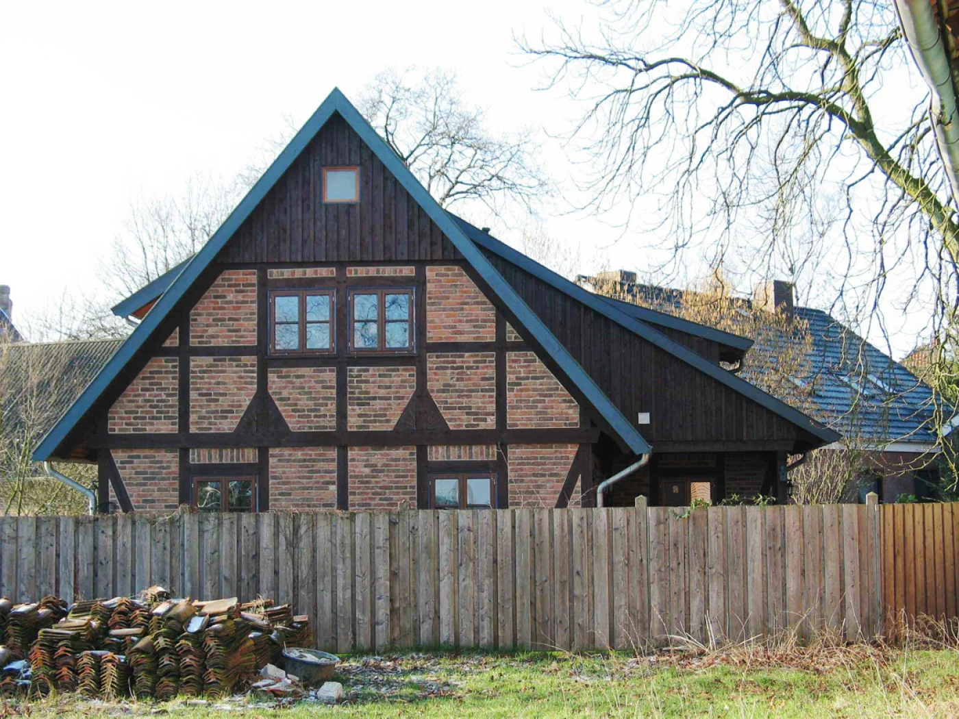 Ein Fachwerkhaus mit Anbau unter einem Schleppdach