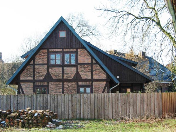 Ein Fachwerkhaus mit Anbau unter einem Schleppdach