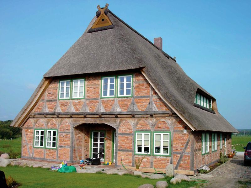 Ein mit Reetgedecktes Fachwerkhaus am Ratzeburger See