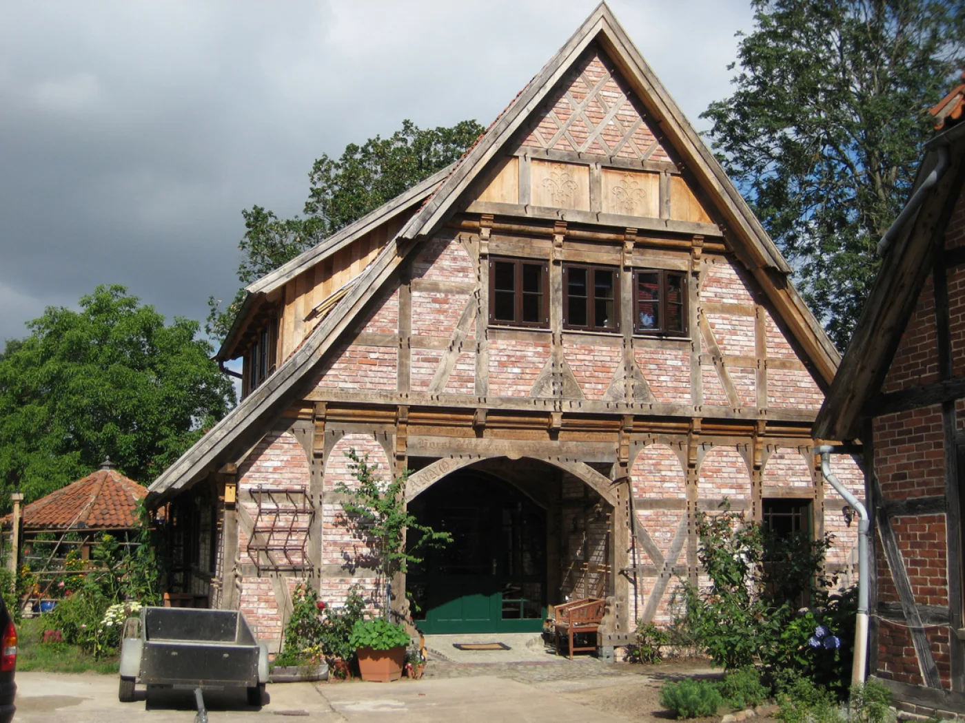 Ein Zweiständerhaus in Suderbruch mit historischer Eiche