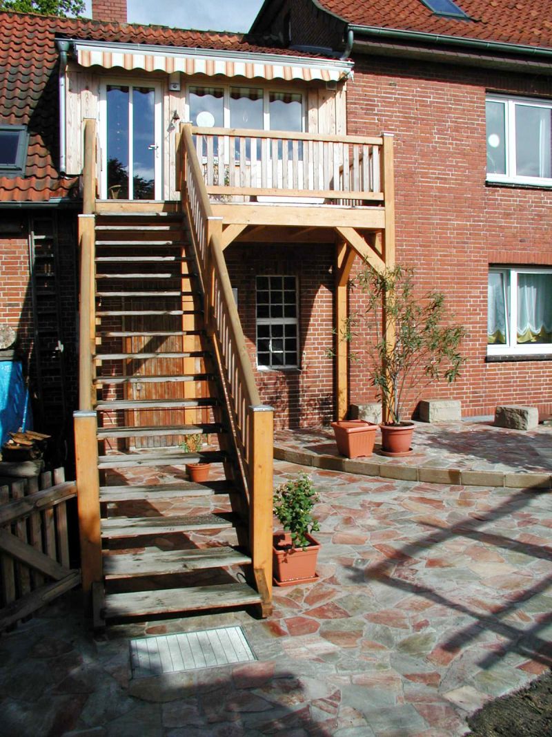 Lange Außentreppe mit Terrasse und Überdachung