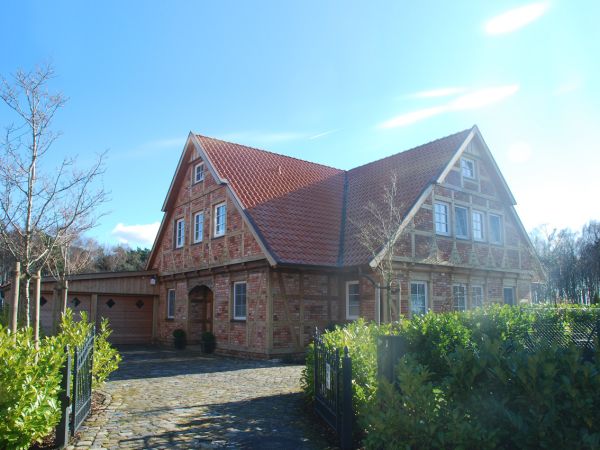 Ein Fachwerkhaus mit drei Giebeln und Giebelauskragung