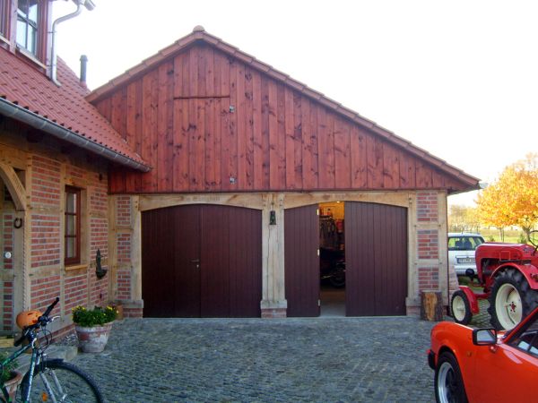 Eine praktische Fachwerkgarage mit Anbindung zum Haupthaus