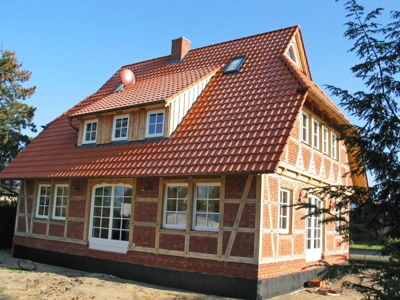Ein Fachwerkhaus mit Krüppelwalmdach