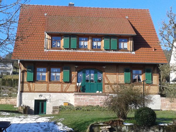 Haus mit Fensterladen