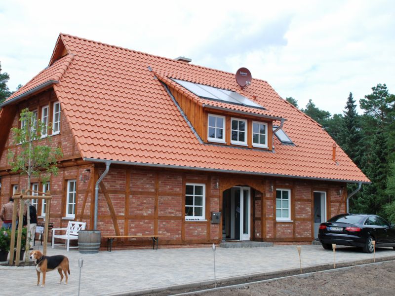 Ein Fachwerkhaus mit Krüppelwalmdach und Solarthermie