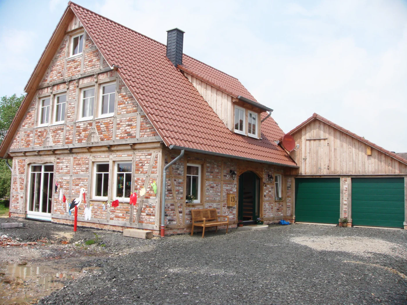 Ein stilvolles Fachwerkhaus mit angrenzender Garage