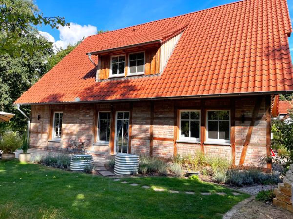 Seitenansicht mit langer Dachfläche und Gaube