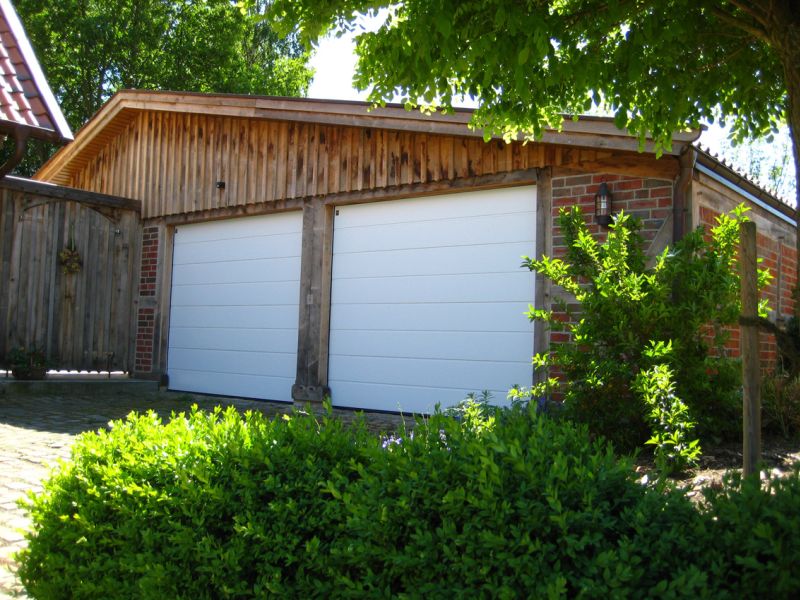 Eine große Fachwerkgarage mit zwei Zufahrten