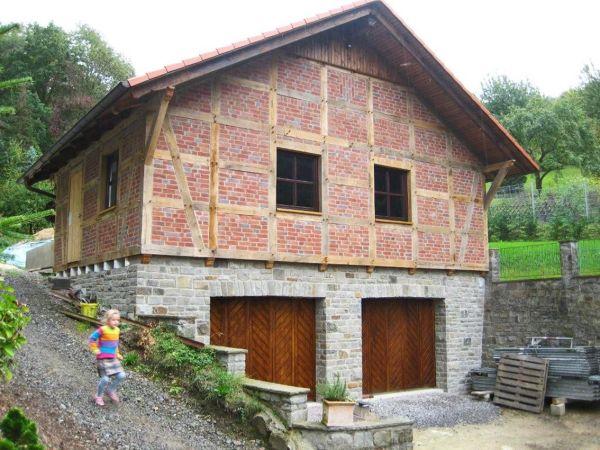 Ein Fachwerkhaus in Hanglange mit Garage