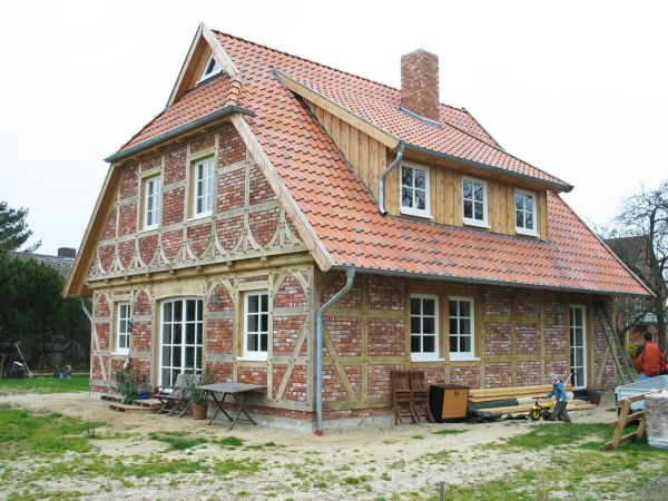 Ein Fachwerkhaus mit breiter Gaube in Garbsen