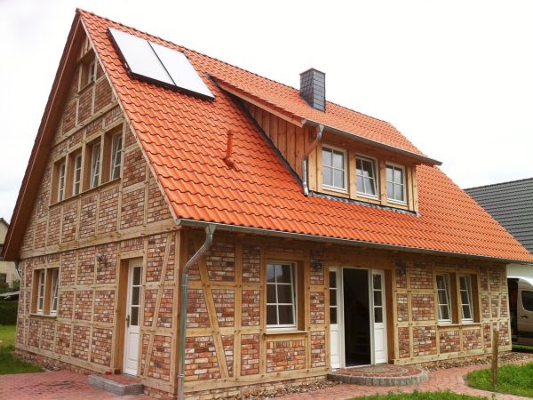 Ein Fachwerkhaus mit Solarzellen