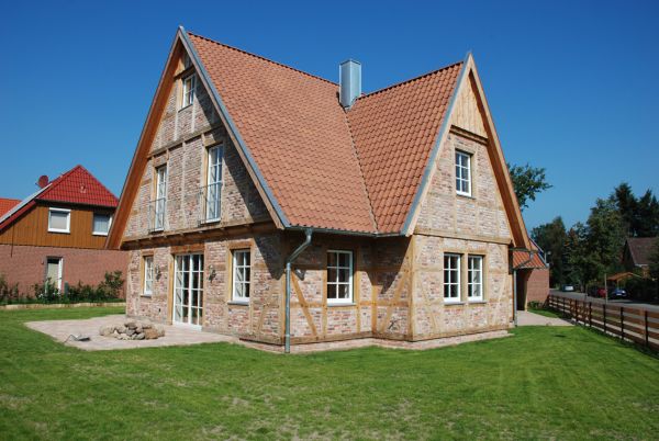 Ein geräumiges Fachwerkhaus mit drei Giebeln