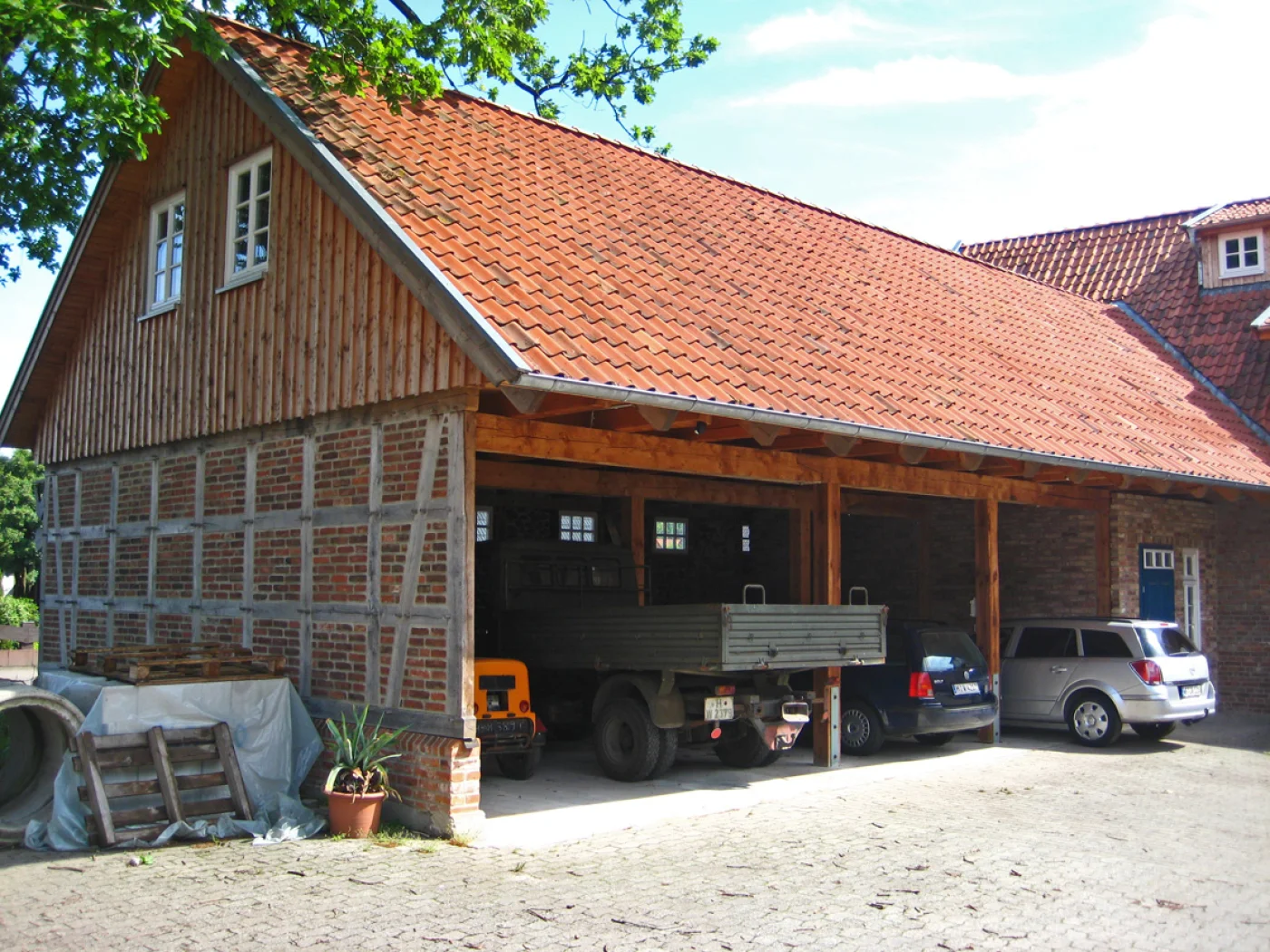 Eine große Fachwerkscheune mit Raseneisenstein