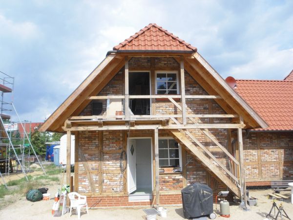 Eine angrenzende Fachwerkgarage mit Außentreppe