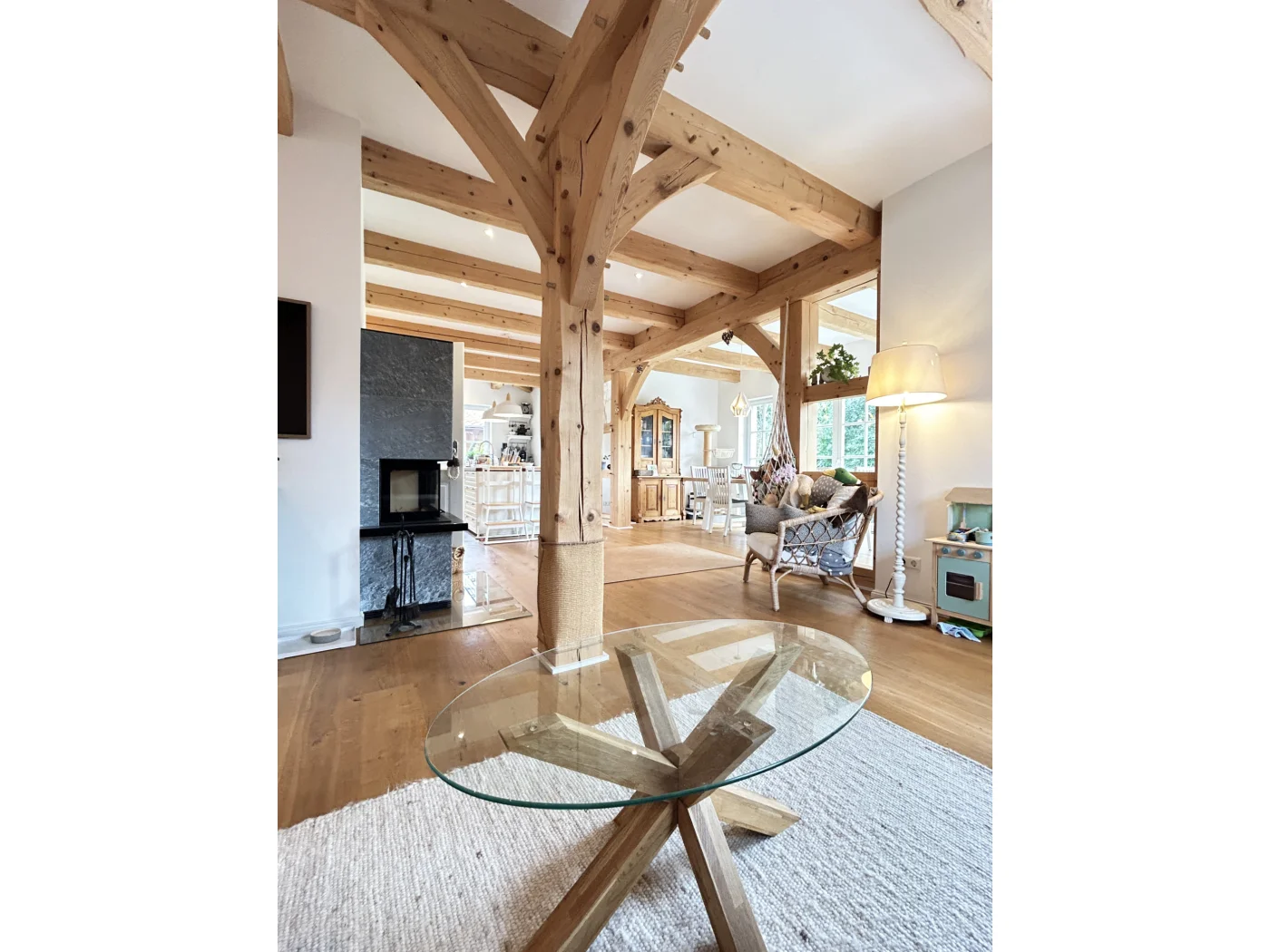 Offener Wohnraum mit Küche und Essbereich