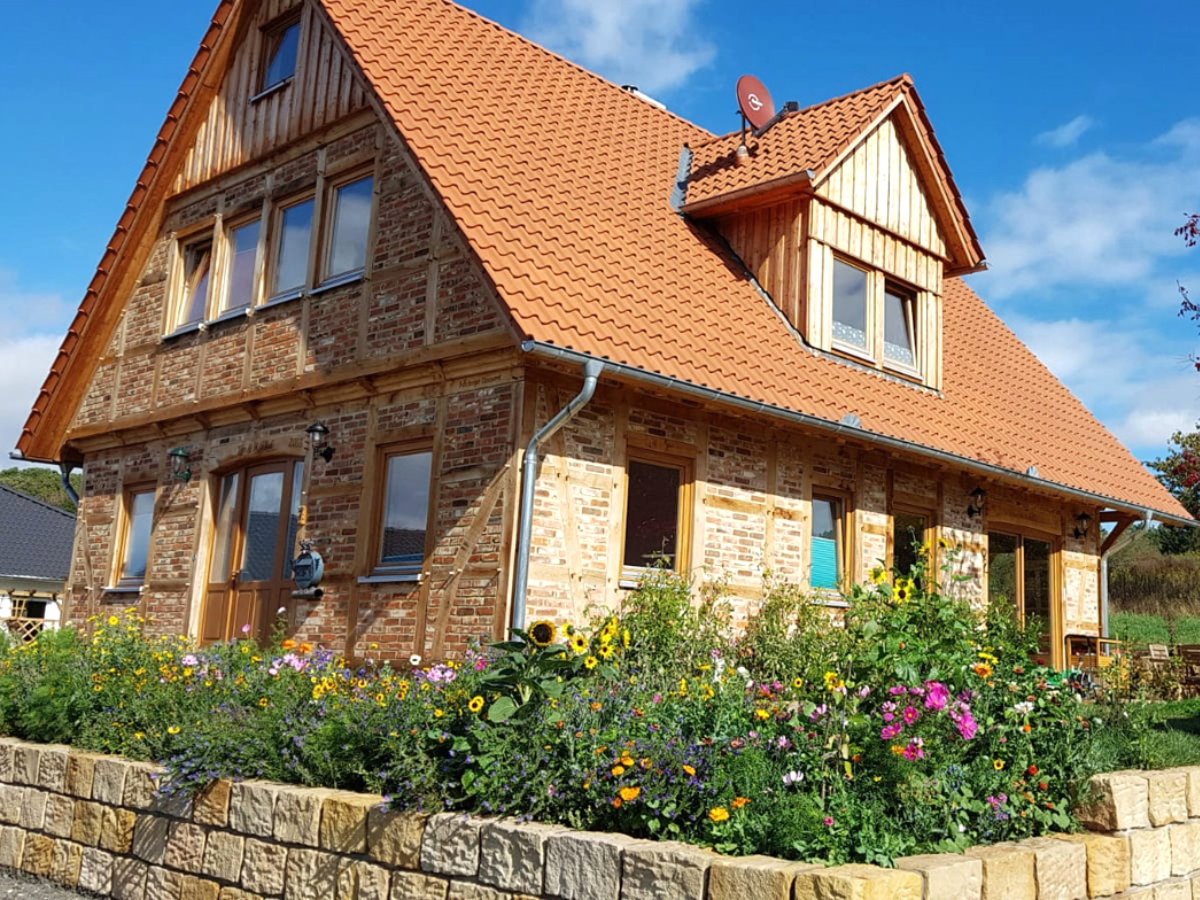 Fachwerkhaus auf einer kleinen Anhöhe